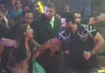 فتاة تتحدى جاردات تامر حسنى وتخطف الميكرفون والأخير يقبل رأسها