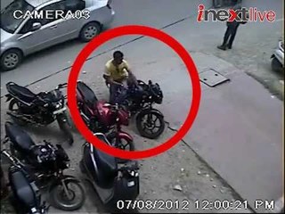 Live video of Thief stealing a new bike from Bareilly market