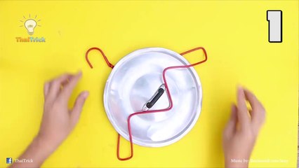 Elle utilise un cintre pour ranger ses couvercles de casseroles! BRILLANT!