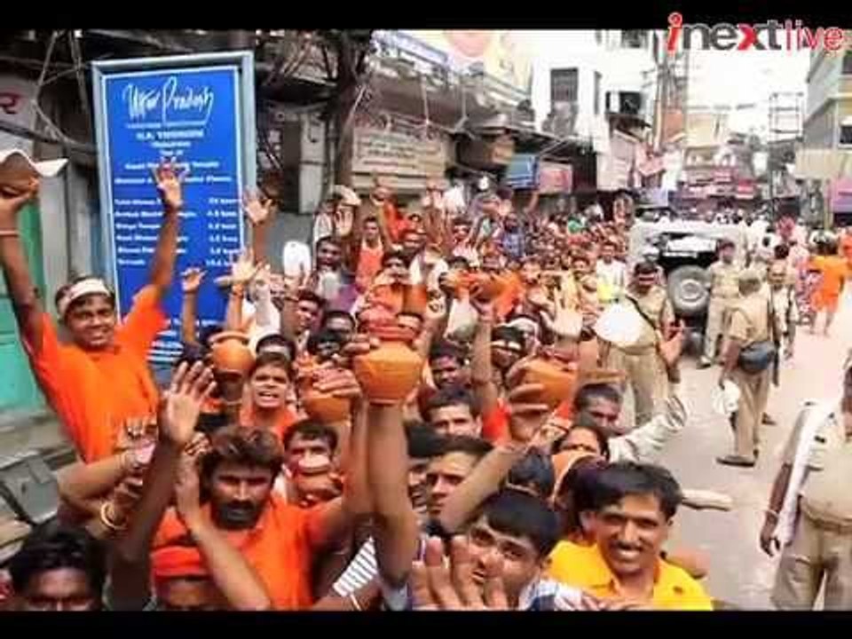 Devotess throng Kashi Vishwanath temple
