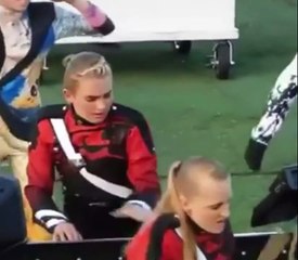 Klavye Çalarken Şekilden Şekle Giren Kız