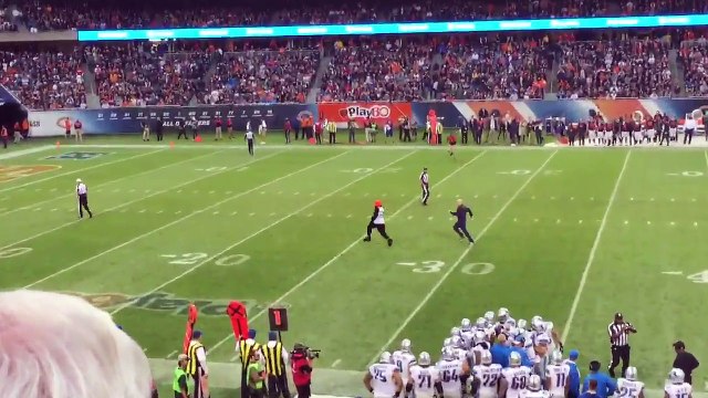 Envahissement du terrain par un homme déguisé en Gorille - Football Américain