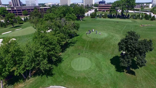 Taper une balle de golf à 400 mètres avec un petit club !