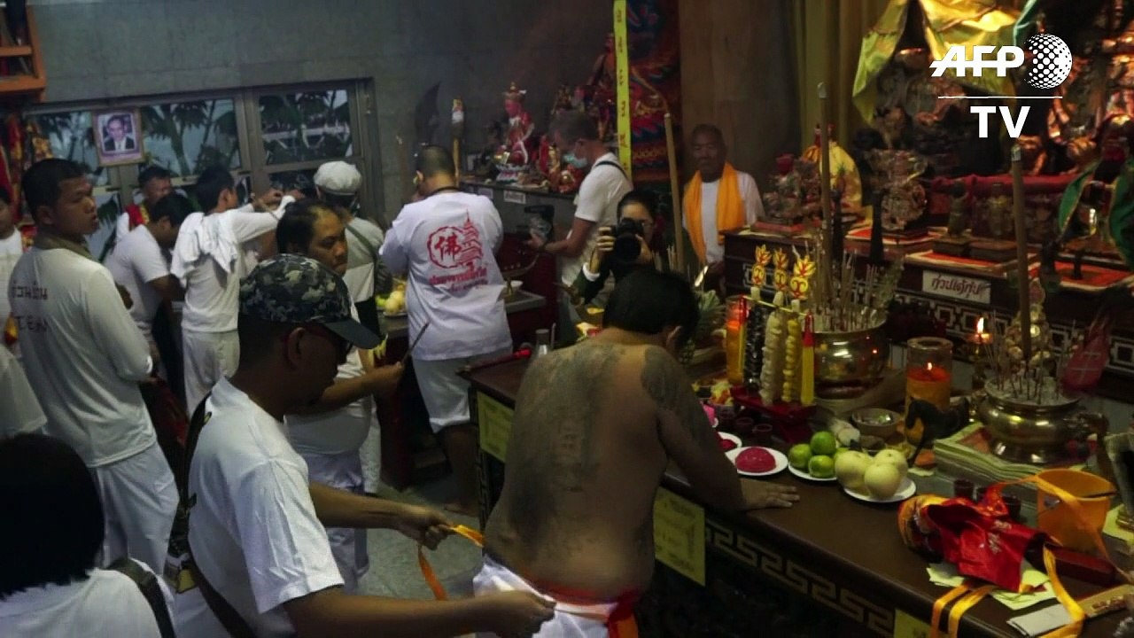 Thaïlande: piercing extrême au festival végétar...