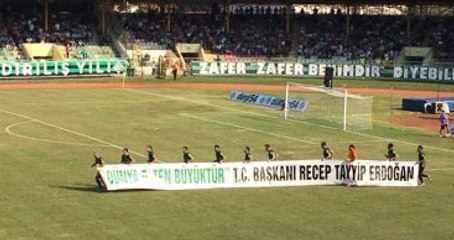 Sakaryasporlu Futbolcular Sahaya "Erdoğan" Pankartıyla Çıktı