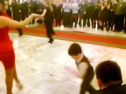Ce gamin de 7 ans va épater tout le monde sur la piste de danse! Incroyable