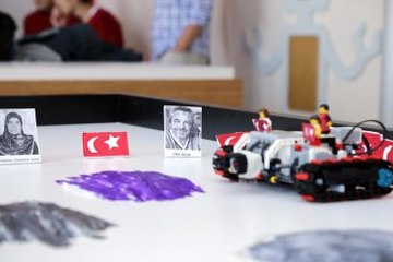 Türk Bayrağını Gören Robot Tanklar Durup Geri Dönüyor