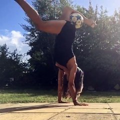 Une jolie fille qui se gave au foot, le rêve non ?