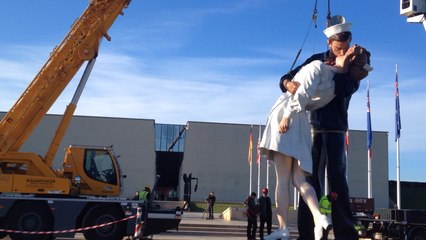 La statue The Kiss quitte le Mémorial de Caen