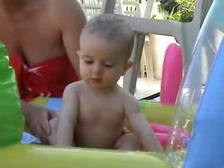 Mathis dans sa piscine