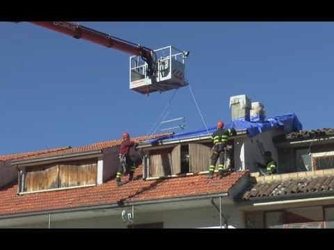 Arquata del Tronto (AP) - Terremoto, copertura di un tetto a Piedilama (30.09.16)