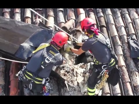 Accumoli (RI) - Terremoto, copertura del tetto di un'abitazione (03.10.16)