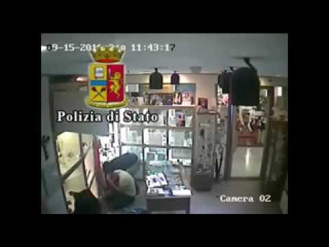 Lecce – Rapina in gioielleria al Centrum, poi la fuga e i colpi di pistola -1- (16.09.16)