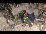 Pescara del Tronto (AP) - Terremoto, estratto un uomo dalle macerie (26.08.16)