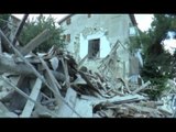 Pescara del Tronto (AP) - Terremoto, i Vigili del Fuoco cercano sopravvissuti (26.08.16)