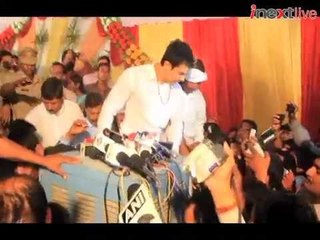 Aamir Khan falls of stage in Varanasi