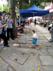 Voici un petit garçon qui n'aime pas qu'on contrarie sa grand-mère