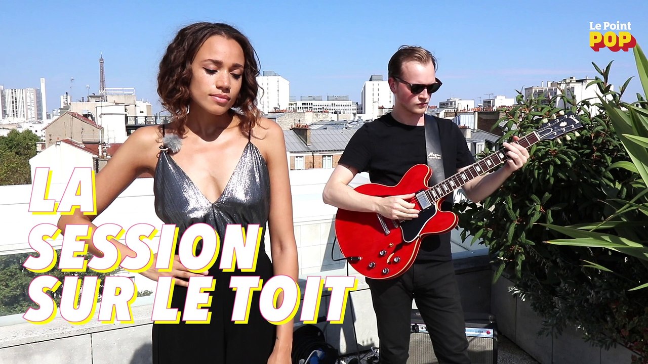 Jones chante  « Hoops »