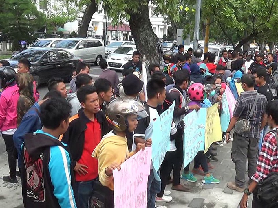 MEDAN - PULUHAN BURUH DI PHK DEMO DIKANTOR GUBERNUR