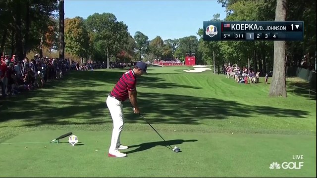 Une balle de golf atterrit sur le sac à dos d'un spectateur