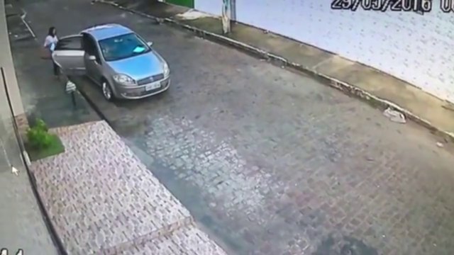 Ce flic en civil flingue un braqueur juste avant un vol de voiture