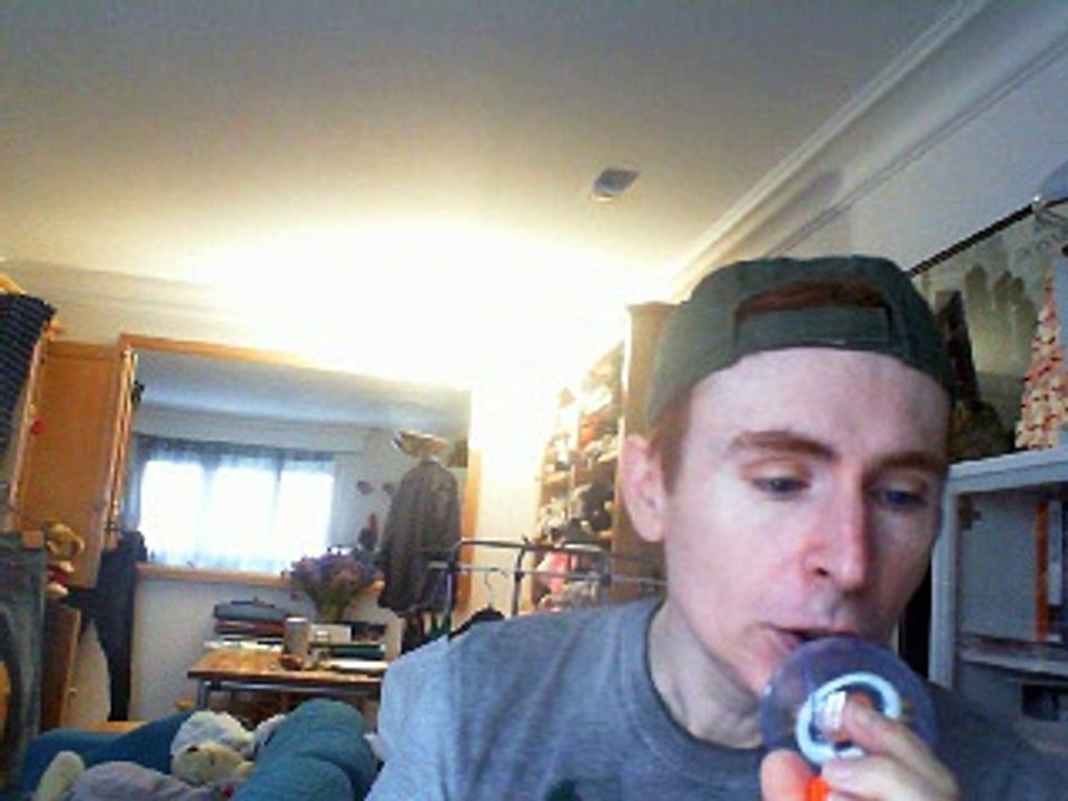 Wiwi égratigne "entre tes mains" de John Littleton