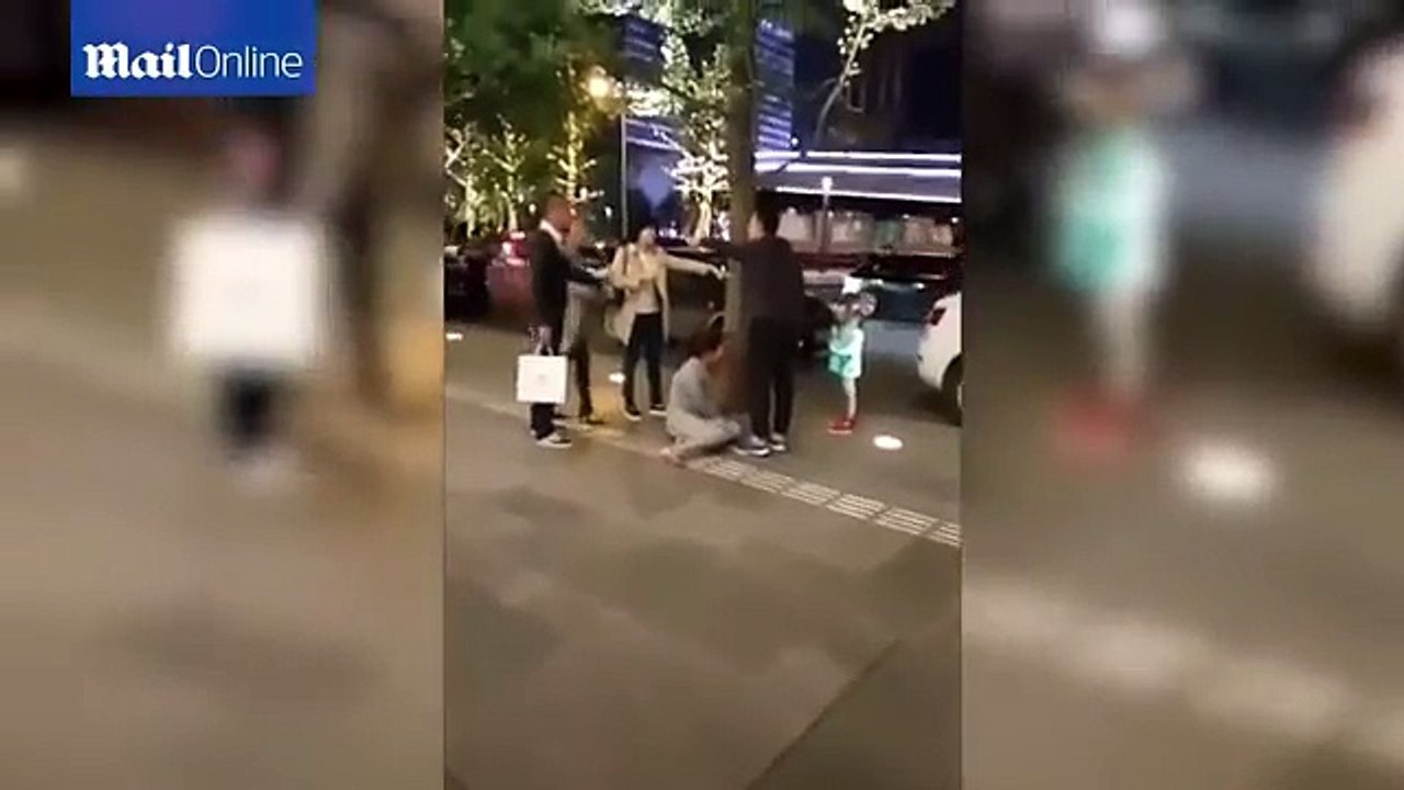 Terrified toddler cries as mum beaten by father in street⁄男子毆打妻子在公開在中國已經病毒