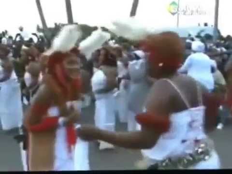 Lionel Messi arrive au Gabon, sale, mal rasé et les mains dans ses poches