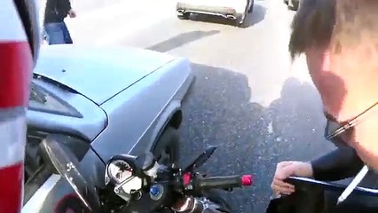 Un automobiliste ouvre bizarrement sa portière dans les bouchons