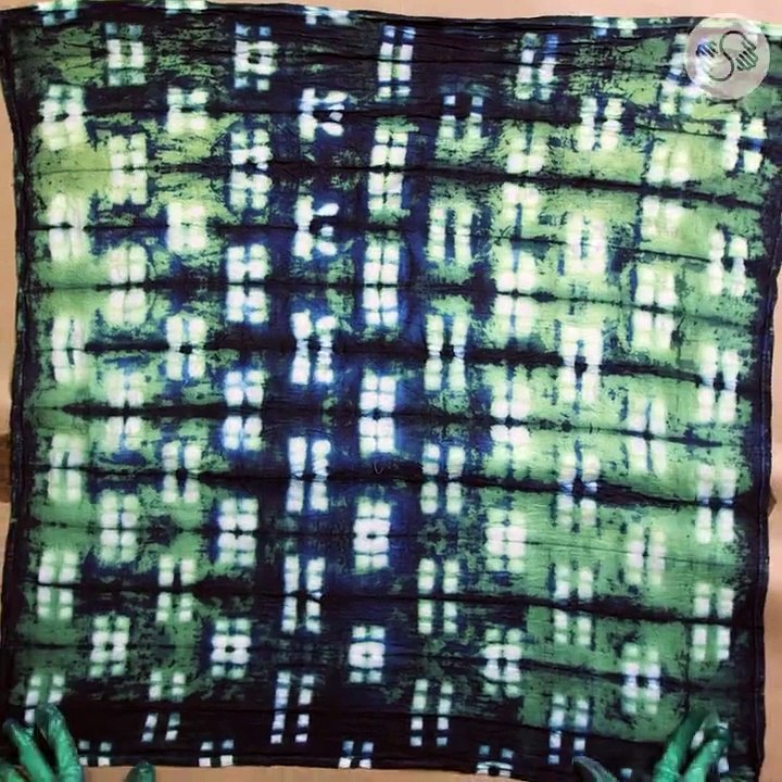 Elle plie un bout de tissu et place des épingles deux par deux! Quand elle retire les épingles! WOW! - Bricolages - Trucs et Bricolages