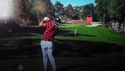 La balle du golfeur Brooks Koepka atterri à un endroit improbable