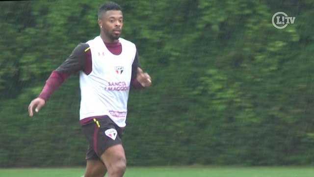 Michel Bastos dá dois chapéus no mesmo lance em treino do São Paulo