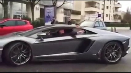 Impressionné par la voiture , il se fait insulté par le propriétaire !