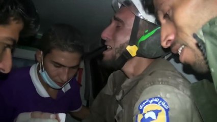 Syrie : un volontaire sauve un bébé et fond en larmes