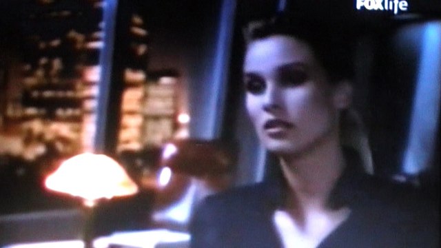 Cote Ouest (video en français ) Paige trouve Greg inconscient dans son bureau .