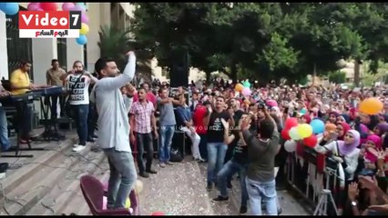 طلاب يتسلقون كلية تخطيط عمرانى للرقص بحفل جامعة القاهرة