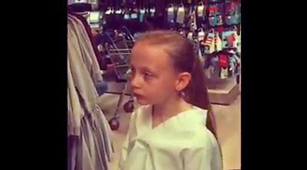 En Angleterre, une fillette démonte en 2 minutes les clichés sexistes des habits pour enfants