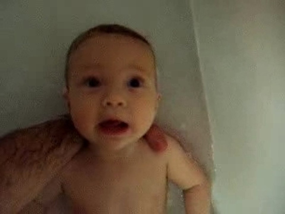 J'agite mes petites jambes dans mon bain : c'est rigolo !