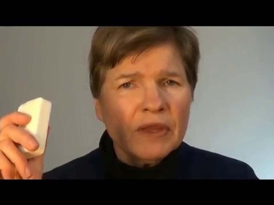 Il place une barre de savon sous ses draps de lit pour une raison que peu de gens connaissent!