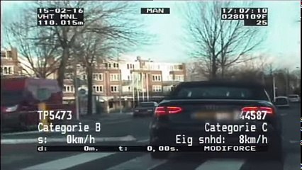 Wegmisbruikers (2016) - Vrouw ergert zich aan leswagen en scheurt door een woonwijk