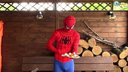 Frozen Elsa & Rapunzel’s BIG BUTT! w/ Spiderman Joker Anna Superman IRL Superheroes