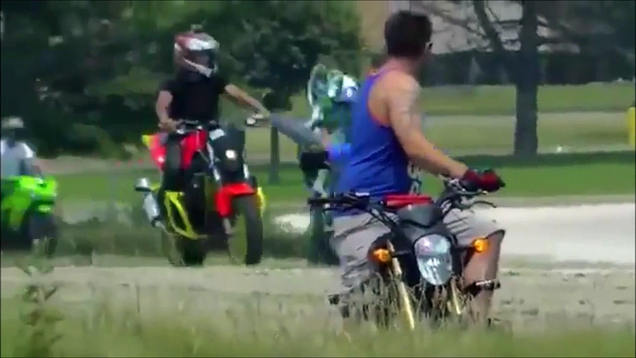 Cascades à moto complètement folles! Compilation stunt biker