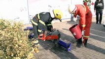 Des pompiers sauvent un chat bloqué dans un poteau de basket !