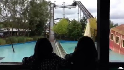 Une maman regarde son fils dans un manège