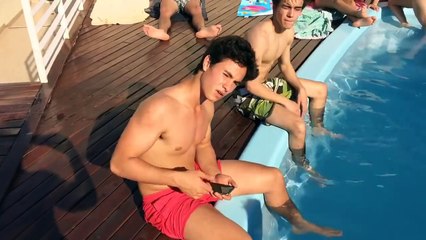 Elenco de Soy Luna - Chicos en traje de baño en la piscina
