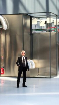 Karl Lagerfeld takes his bow at the end of the Chanel show #chanel @chanelofficial #SS17 #pfw