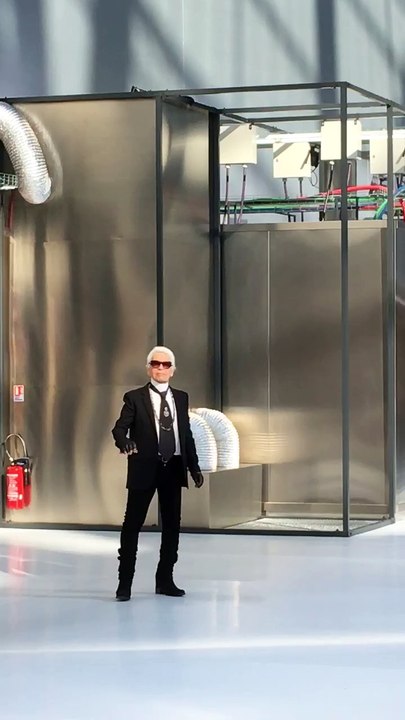 Karl Lagerfeld takes his bow at the end of the Chanel show #chanel @chanelofficial #SS17 #pfw