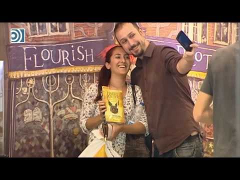 Los fans de Harry Potter hacen cola en Madrid para conseguir el nuevo libro