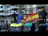 Varios encapuchados queman una bandera española y otra francesa en la Diada
