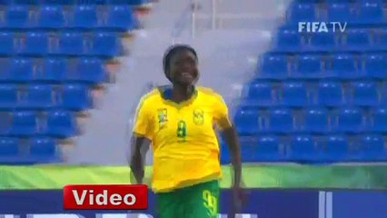 Kadın futbolcu santradan gol attı